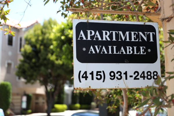 Một tấm biển cho thuê nhà được dán trước một căn hộ ở San Francisco, vào ngày 13/06/2018. (Ảnh: Justin Sullivan/Getty Images)