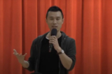 Ông Lý Diên Hạ (Li Yanhe), được biết đến rộng rãi với tên Phú Sát (Fu Cha), nói chuyện ở Đài Loan. (Ảnh: Ảnh chụp màn hình qua YouTube/NACS StreamVideo)