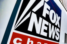 Một bảng hiệu của kênh Fox News trên một chiếc xe của đài truyền hình bên ngoài tòa nhà News Corporation ở thành phố New York, vào ngày 08/11/2017. (Ảnh: REUTERS/Shannon Stapleton)