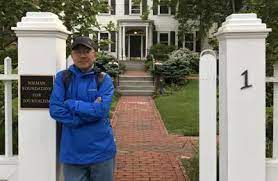 Ký giả Trung Quốc Đổng Úc Ngọc trước Quỹ Nieman dành cho Báo chí (Newman Foundation for Journalism) ở Đại học Harvard, Cambridge, Massachusetts, vào tháng 05/2017. (Ảnh: Gia đình họ Đổng qua AP)