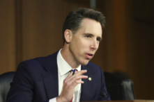 Thượng nghị sĩ Josh Hawley (Cộng Hòa-Missouri) tại một phiên điều trần tại Capitol Hill ở Hoa Thịnh Đốn hôm 13/09/2022. (Ảnh: Kevin Dietsch/Getty Images)