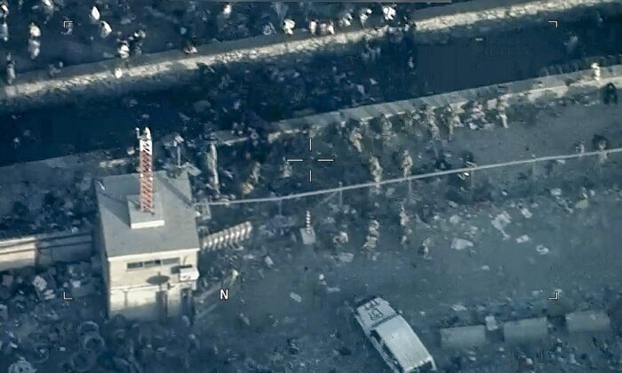 Thủy quân lục chiến Hoa Kỳ bảo vệ Cổng Abbey sau khi một kẻ đánh bom tự sát kích hoạt một vụ nổ, bên ngoài Phi trường Quốc tế Hamid Karzai ở Kabul, Afghanistan, vào ngày 26/08/2021, khiến 13 quân nhân Hoa Kỳ và hơn 170 người Afghanistan thiệt mạng. (Ảnh: Bộ Quốc phòng qua AP)
