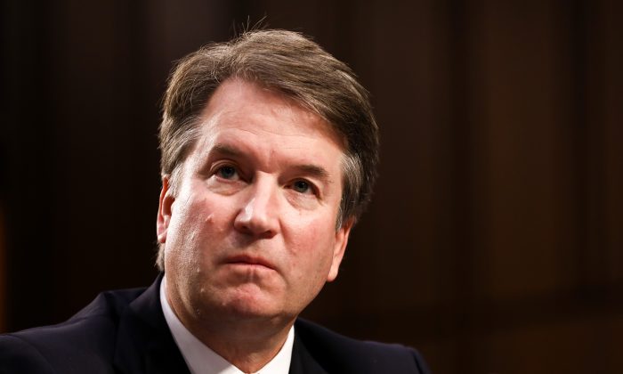 Thẩm phán Tối cao Pháp viện Brett Kavanaugh tại phiên điều trần xác nhận để phụng sự trong vai trò là thẩm phán tại Tối cao Pháp viện của ông, tại Điện Capitol ở Hoa Thịnh Đốn. Ảnh chụp hôm 04/09/2018. (Ảnh: Samira Bouaou/The Epoch Times)