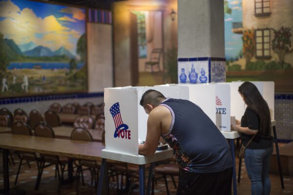 Người Mỹ gốc Latinh bỏ phiếu tại một điểm bỏ phiếu ở Nhà hàng El Gallo ở Los Angeles, California, vào ngày 08/11/2016. (Ảnh: David McNew/Getty Images)