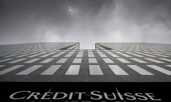 Mây xám hội tụ trên bầu trời trụ sở ngân hàng Credit Suisse ở Zurich hôm 21/02/2022. (Ảnh: Ennio Leanza/Keystone/AP)