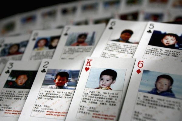 Những lá bài cho thấy những thông tin chi tiết về những đứa trẻ mất tích được trưng bày ở Bắc Kinh, Trung Quốc, vào ngày 31/03/2007. (Ảnh: China Photos/Getty Images)