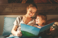 Đọc thành tiếng giúp trẻ em phát triển kỹ năng nghe và ghi nhớ, đồng thời giúp nuôi dưỡng niềm yêu thích đọc sách. (Ảnh: Evgeny Atamanenko/Shutterstock)