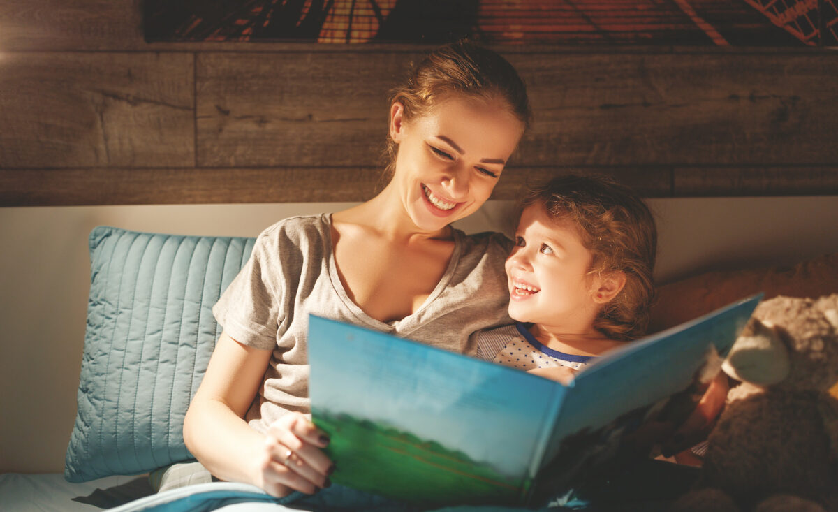 Đọc thành tiếng giúp trẻ em phát triển kỹ năng nghe và ghi nhớ, đồng thời giúp nuôi dưỡng niềm yêu thích đọc sách. (Ảnh: Evgeny Atamanenko/Shutterstock)