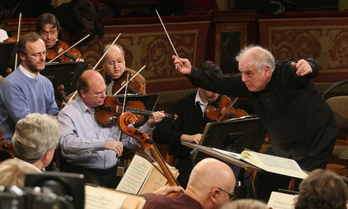 Nhạc trưởng Daniel Barenboim diễn tập với Dàn nhạc giao hưởng Vienna Philharmonic vào ngày 28/12/2008, để chuẩn bị cho Buổi hòa nhạc Mừng Năm mới ở Vienna. (Ảnh: Dieter Nagl/AFP/Getty Images)