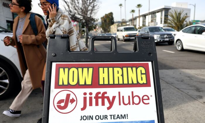 Biển báo ‘Đang tuyển dụng’ bên ngoài một địa điểm kinh doanh của Jiffy Lube ở Los Angeles, California, hôm 02/02/2023. (Ảnh: Mario Tama/Getty Images)