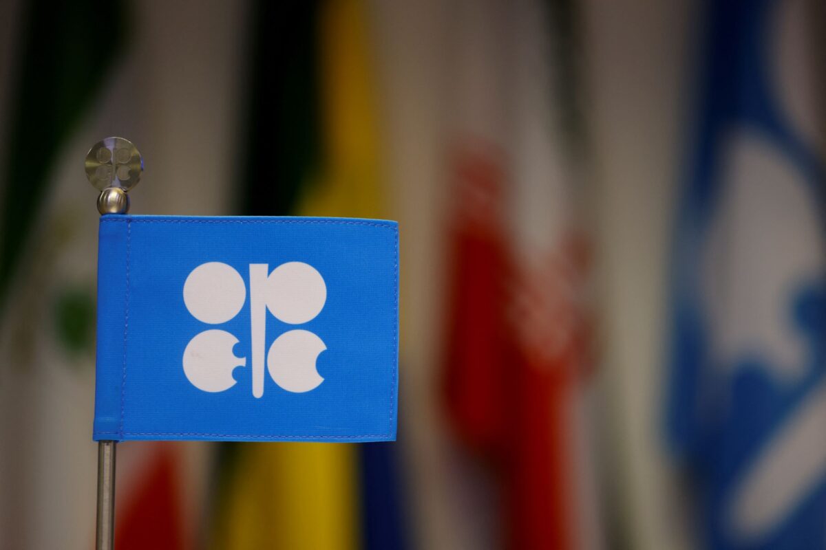 Cờ OPEC vào ngày diễn ra cuộc họp OPEC+ tại Vienna ngày 05/10/2022. (Ảnh: Lisa Leutner/Reuters)