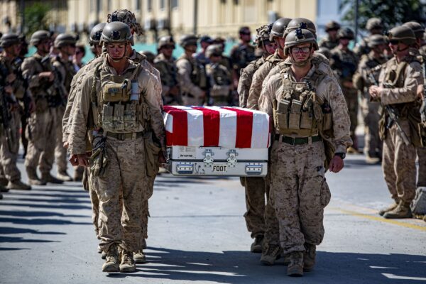 Những binh sĩ thuộc Thủy quân lục chiến Hoa Kỳ làm người hộ tang cho 13 quân nhân thiệt mạng trong các chiến dịch tại Phi trường Quốc tế Hamid Karzai ở Kabul, Afghanistan, vào ngày 26/08/2021. (Ảnh: Thủy quân lục chiến Hoa Kỳ/Trung úy Mark Andries thứ nhất qua Reuters)