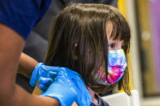 Một bé gái 5 tuổi được chích vaccine COVID-19 Pfizer vào ngày 08/11/2021. (Ảnh: Michael M. Santiago/Getty Images)