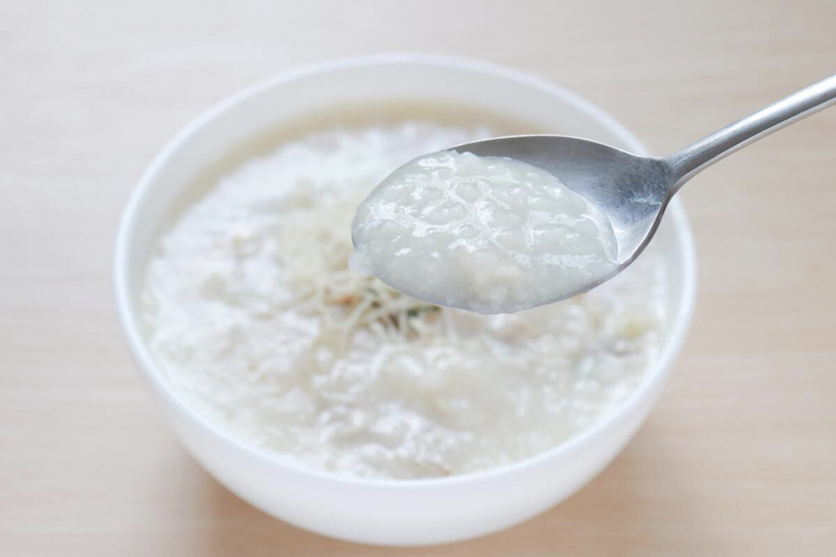 Cháo trắng được nấu bằng cách đun sôi hạt gạo thành dạng chảy sệt, khi đó các hạt gạo sẽ tan chảy hoàn toàn và tạo ra hiệu quả tốt nhất. (Ảnh: Shutterstock)