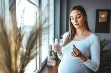 Phụ nữ mang thai nên theo dõi việc tiếp xúc với các chất độc có thể gây hại cho em bé đang phát triển. (Ảnh: Dragana Gordic/Shutterstock)