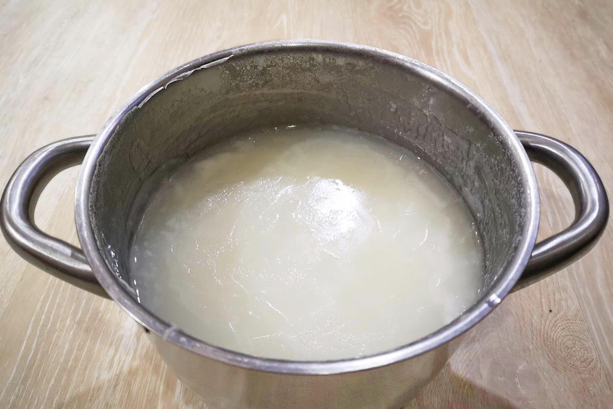 Dầu cháo (nước cơm) ở lớp trên của cháo gạo Japonica có giá trị bổ sung chất lỏng và tinh chất, có lợi cho người già, người bệnh và phụ nữ mới sinh. (Ảnh: Shutterstock)