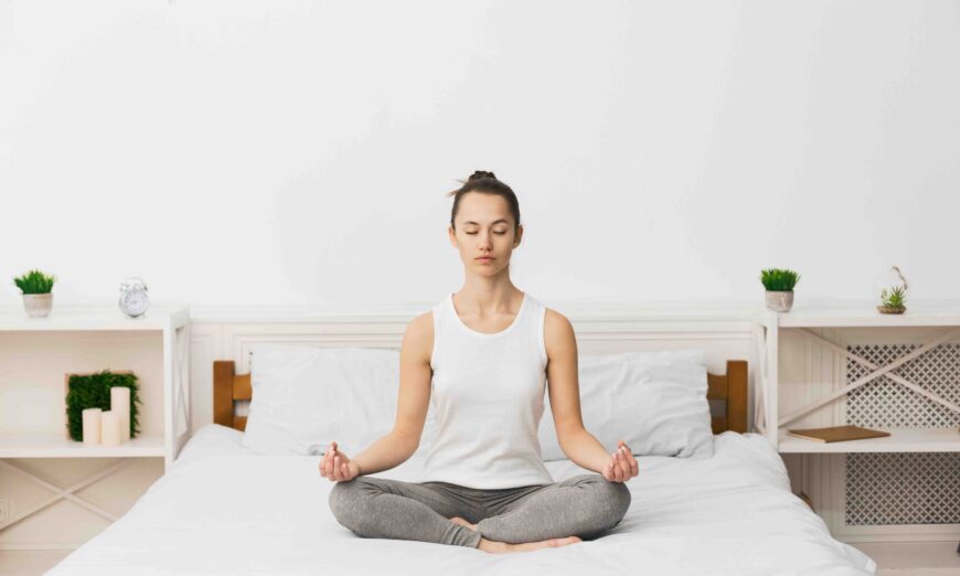 Thiền định làm giảm lo lắng và giảm đau (Ảnh: Prostock-studio/Shutterstock)