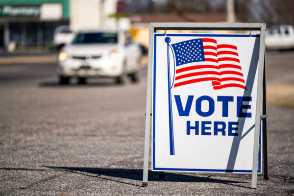 Biển báo “bỏ phiếu tại đây” ở một bãi đậu xe. (Ảnh: Mike Flipp/Shutterstock)