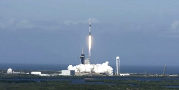 Một hỏa tiễn Falcon 9 mang theo một loạt 49 vệ tinh Starlink được phóng tại Trung tâm Vũ trụ Kennedy ở Cape Canaveral, Florida, hôm 03/01/2022, trong một đoạn video tĩnh. (Ảnh: SpaceX qua AP/Ảnh chụp màn hình qua The Epoch Times)