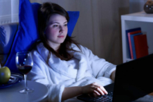 Thức khuya tác động tiêu cực lên bộ não như thế nào? (Ảnh: Shutterstock)