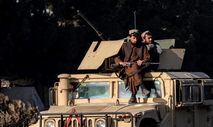 Các phần tử cực đoan Taliban đứng gác tại địa điểm xảy ra một vụ nổ, gần Bộ Nội vụ, ở Kabul, Afghanistan, hôm 01/01/2023. (Ảnh: Ebrahim Noroozi/AP Photo)