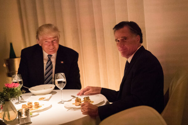 Tổng thống đắc cử Donald Trump và ông Mitt Romney dùng bữa tại nhà hàng Jean Georges ở thành phố New York vào ngày 29/11/2016. (Ảnh: Drew Angerer/Getty Images)