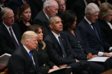 Tổng thống đương thời Donald Trump và đệ nhất phu nhân đương thời Melania Trump, cựu Tổng thống Barack Obama, bà Michelle Obama, cựu Tổng thống Bill Clinton, bà Hillary Clinton, (hàng thứ 2 từ trái qua phải) tại Nhà thờ Quốc gia vào ngày 05/12/2018 ở Hoa Thịnh Đốn. (Ảnh: Chip Somodevilla/Getty Images)