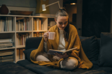 Thư giãn vào buổi tối bằng cách đọc, viết nhật ký, hoặc thiền định. (Ảnh: Dejan Dundjerski/Shutterstock)