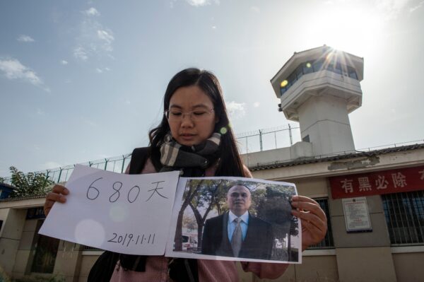 Bà Hứa Nghiên, vợ của luật sư nhân quyền Dư Văn Sinh, quay một video cho sinh nhật của chồng trước Trại giam Thành phố Từ Châu, vào ngày 30/10/2019. Sinh nhật của ông Dư vào ngày 11/11/2019, sẽ đánh dấu 680 ngày của ông bị giam giữ ở Từ Châu. (Ảnh: Nicolas Asfouri/AFP qua Getty Images)