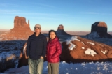 Ông Chu Đức Dũng (Zhou Deyong) và bà Vưu Linh (You Ling) tại Thung lũng Tượng đài ở Quận Navajo, Arizona, vào tháng 01/2020. (Ảnh: Đăng dưới sự cho phép của anh Chu Du (Zhou You))