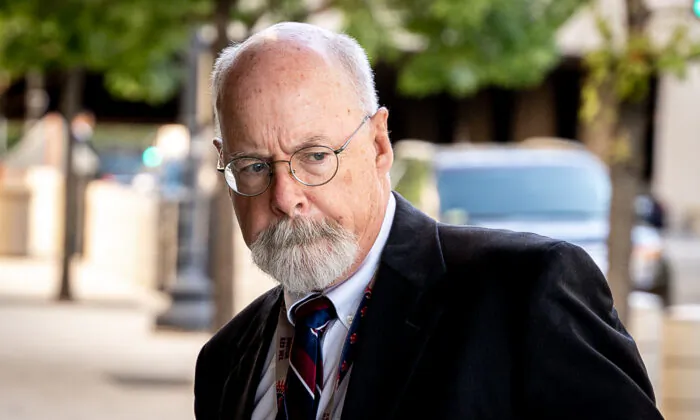 Biện lý Đặc biệt John Durham đến tòa án liên bang ở Hoa Thịnh Đốn vào ngày 18/05/2022. (Ảnh: Teng Chen/The Epoch Times)