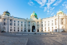 Cung điện Hofburg nguy nga tráng lệ, hay còn gọi là Cung điện Hoàng gia, tọa lạc ngay tại trung tâm của thành phố Vienna. Tại đây có nhà thờ St. Michael’s Wing, được thiết kế bởi kiến trúc sư Joseph Emanuel Fischer von Erlach. Phần mặt tiền trang nhã này lấy cảm hứng từ kiến trúc La Mã và ý định thiết kế ban đầu giống với một quảng trường La Mã. Hình chữ U chạy dọc theo khoảng sân trống, nhấn mạnh vào phần giữa, đây là cổng vào dẫn đến các dãy phòng Hoàng gia. (Ảnh: Mistervlad/Shutterstock)