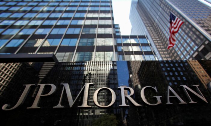 Một tấm biển bên ngoài trụ sở của JPMorgan Chase & Co., ở New York, ngày 19/09/2013. (Ảnh: Mike Segar/Reuters)