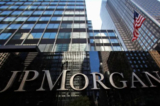 Một tấm biển bên ngoài trụ sở của JP Morgan Chase & Co. ở New York, 19/09/2013. (Ảnh: Mike Segar/Reuters)