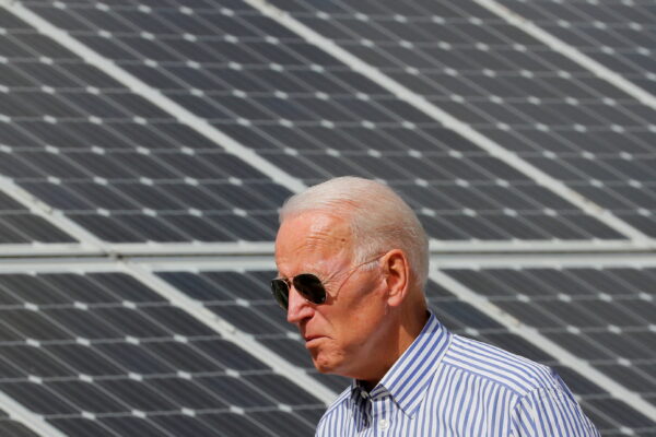Ông Joe Biden đi ngang qua các tấm pin quang năng khi tham quan Sáng kiến Năng lượng Tái tạo Khu vực Plymouth ở Plymouth, New Hampshire, vào ngày 04/06/2019. (Ảnh: Brian Snyder/Reuters)