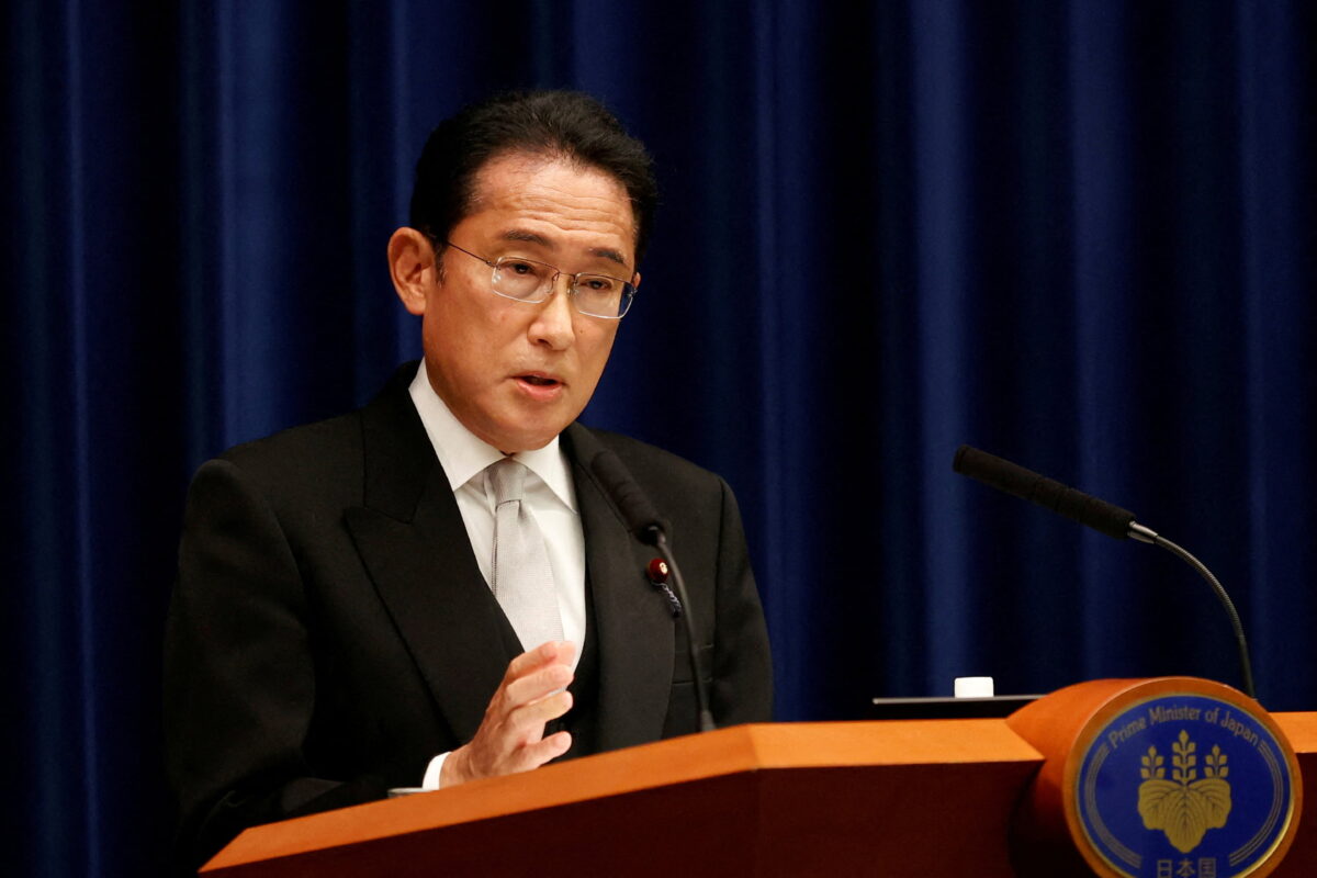 Thủ tướng Nhật Bản Fumio Kishida nói chuyện trong một cuộc họp báo tại dinh thự chính thức của thủ tướng ở Tokyo vào ngày 10/08/2022. (Ảnh: Rodrigo Reyes Marin/Pool qua Reuters)