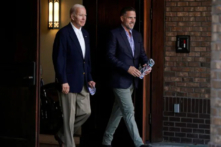 Tổng thống Joe Biden cùng con trai Hunter Biden rời khỏi Nhà thờ Công Giáo Holy Spirit sau khi tham dự Thánh lễ trên Đảo St. Johns, South Carolina, vào ngày 13/08/2022. (Ảnh: Reuster/Joshua Roberts)