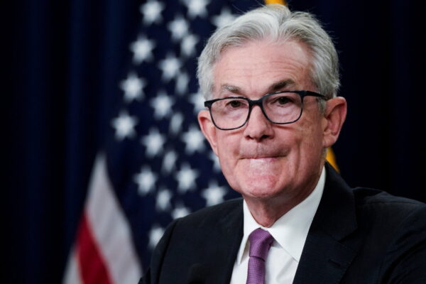 Chủ tịch Hội đồng Dự trữ Liên bang Jerome Powell tham dự một cuộc họp báo sau cuộc họp kéo dài hai ngày của Ủy ban Thị trường Mở Liên bang tại Hoa Thịnh Đốn, vào ngày 27/07/2022. (Ảnh: Elizabeth Frantz/Reuters)