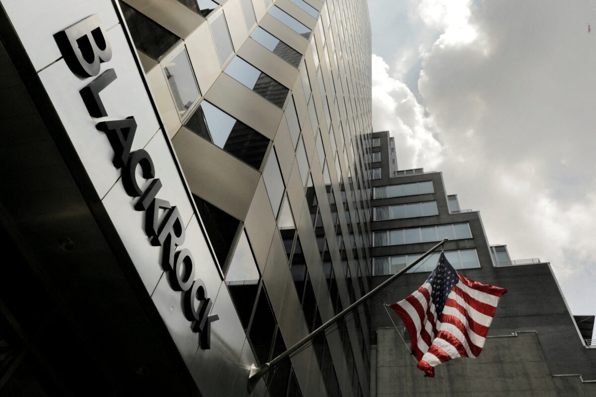 Một biển hiệu của BlackRock treo phía trên tòa nhà văn phòng của công ty ở New York hôm 16/07/2018. (Ảnh: Lucas Jackson/Reuters)