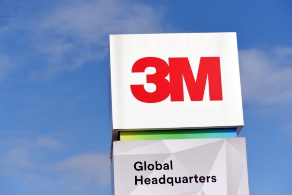 Logo 3M tại trụ sở toàn cầu ở Maplewood, Minnesota, vào ngày 04/03/2020. (Ảnh: Nicholas Pfosi/Reuters)