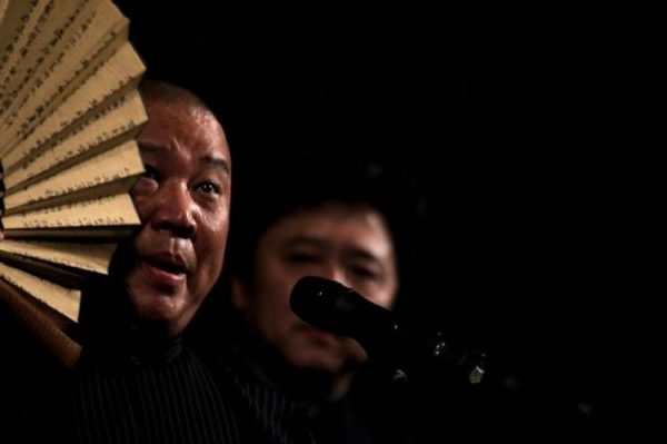 Diễn viên hài Trung Quốc Quách Đức Cương (Guo Degang) biểu diễn tương âm, một chương trình tọa đàm hài kịch kép truyền thống của Trung Quốc, tại Trường Xuân, tỉnh Cát Lâm, Trung Quốc, vào ngày 09/03/2008. (Ảnh: China Photo/Getty Images)