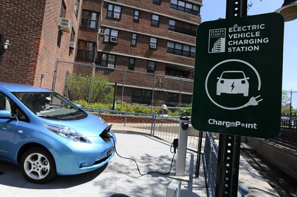 Một chiếc Nissan Leaf cắm vào trạm sạc tại các căn hộ Seward Park Co-op ở Lower East Side của Manhattan, vào tháng 05/2011. (Ảnh: Stan Honda/AFP/Getty Images)