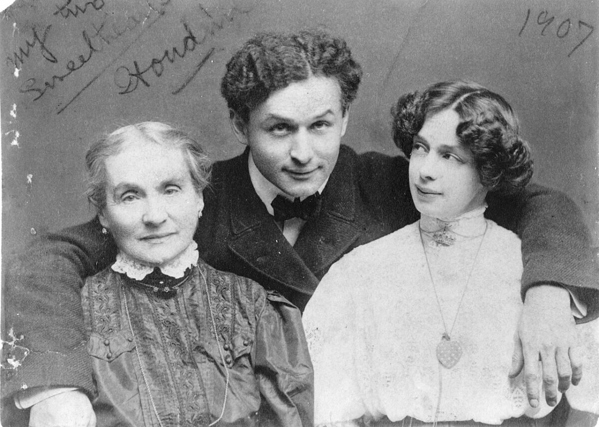 Ông Harry Houdini hết lòng vì mẹ (bên trái) và vợ của ông. (Ảnh: Tài sản công)