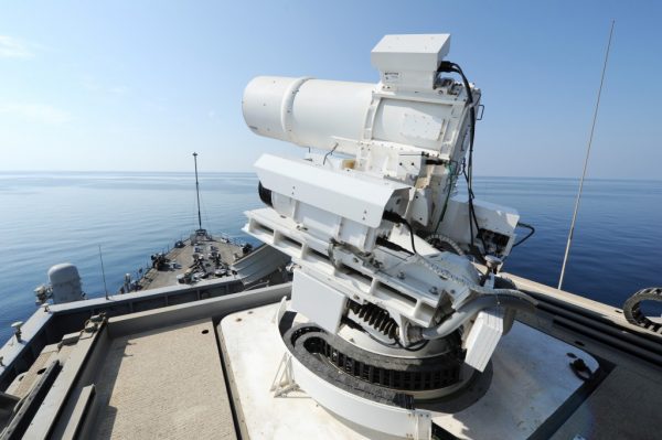 Tàu USS Ponce tiến hành một buổi trình diễn hoạt động của Hệ thống Vũ khí Laser khi được khai triển tới Vịnh Ả Rập. (Ảnh: Hải quân Hoa Kỳ bởi John F. Williams/Đã phát hành)