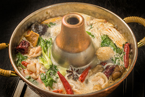 Thời cổ đại, lẩu được gọi là “Cổ đổng canh”, nguyên do là khi đưa đồ ăn vào nước đang sôi thì phát ra âm thanh “ùng ục”. (Ảnh: Fotolia)