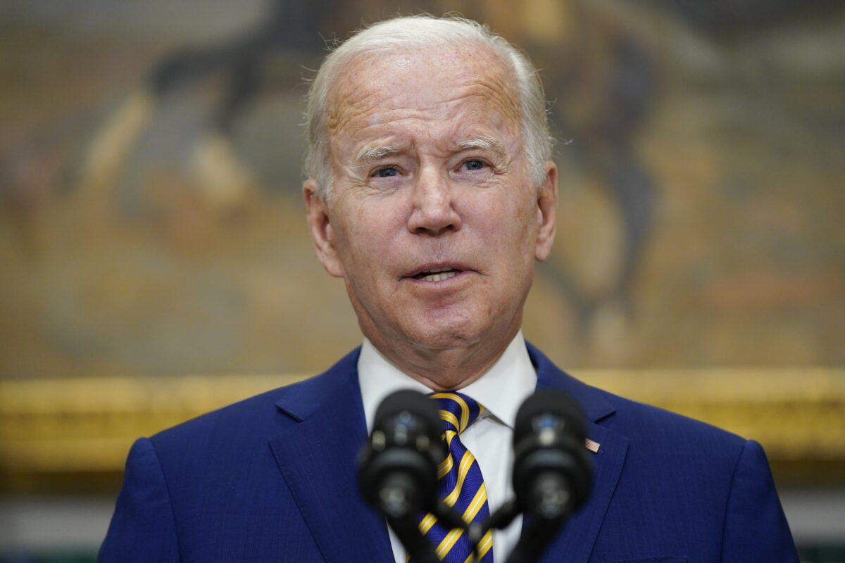 Tổng thống Joe Biden nói về việc xóa nợ sinh viên trong Phòng Roosevelt của Tòa Bạch Ốc ở Hoa Thịnh Đốn, hôm 24/08/2022. (Ảnh: Evan Vucci/AP Photo)