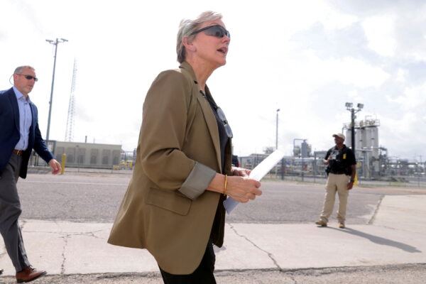 Bộ trưởng Năng lượng Hoa Kỳ Jennifer Granholm tham quan Khu Dự trữ Dầu mỏ Chiến lược tại Bayou Choctaw, Louisiana, vào ngày 24/05/2022. (Ảnh: Jonathan Bachman/Reuters)