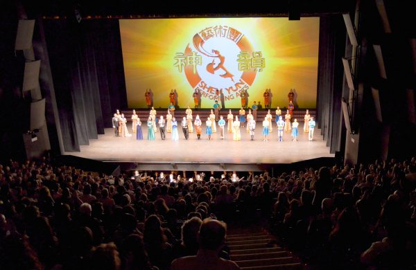 Công ty Nghệ thuật Biểu diễn Thế giới Shen Yun chào tạm biệt khán giả tại Nhà hát Quốc gia Catalunya, Barcelona, ​​Tây Ban Nha. (Ảnh: Florian Godovits/The Epoch Times)