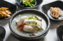 Samgyetang, súp gà nhân sâm. (Samira Bouaou/The Epoch Times)