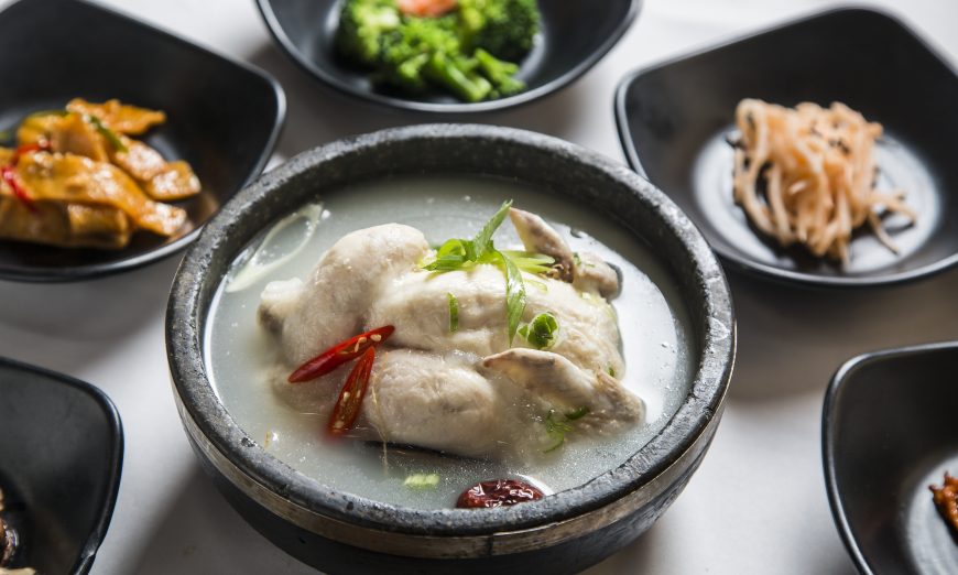 Samgyetang, súp gà nhân sâm. (Samira Bouaou/The Epoch Times)